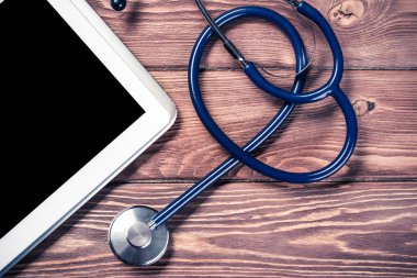 Beyaz tablet ve stetoskop