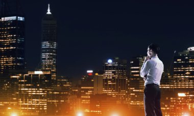 Gece parlayan city ile ilgilenen iş adamı