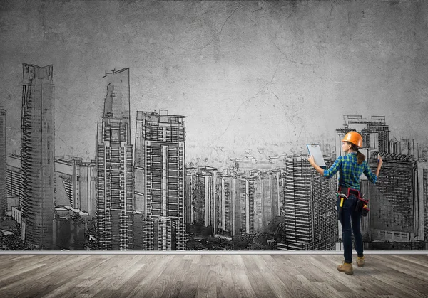 Mujer con carpeta y bocetos de proyecto de construcción —  Fotos de Stock