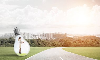 Ampulün içindeki iş kadını