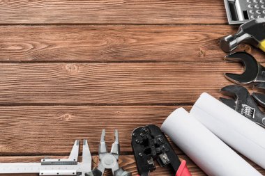 ahşap masa enstrümanlar