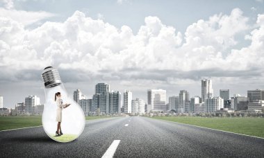 Ampulün içindeki iş kadını