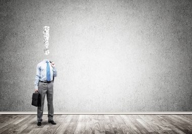 O her zaman parayı düşünüyor.