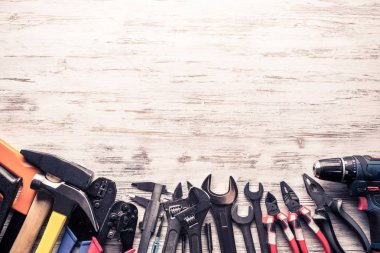 ahşap masa enstrümanlar