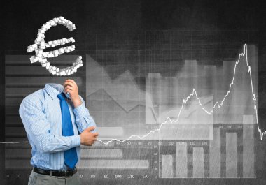 O her zaman parayı düşünüyor.