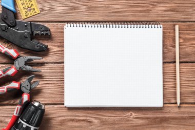 ahşap masa enstrümanlar