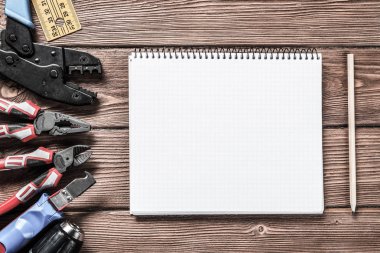 ahşap masa enstrümanlar