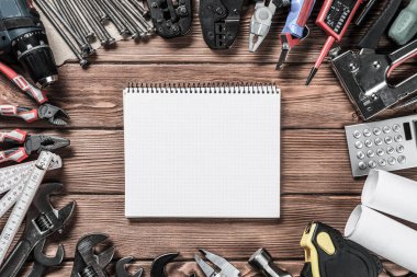 ahşap masa enstrümanlar