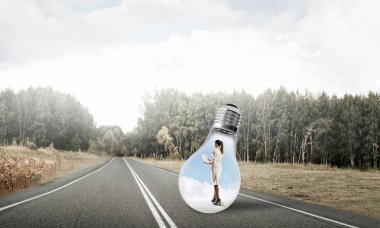 Ampulün içindeki iş kadını