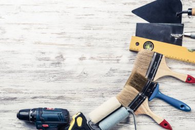 ahşap masa enstrümanlar