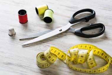 Dikiş takımı masada