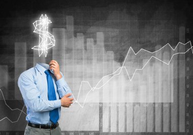 O her zaman parayı düşünüyor.