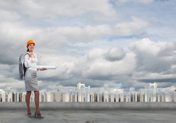 Mujer joven en hardhat — Foto de Stock