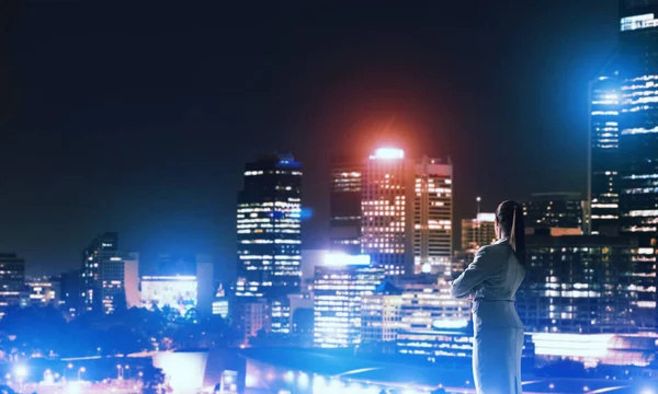 Mujer mirando la ciudad nocturna — Foto de Stock