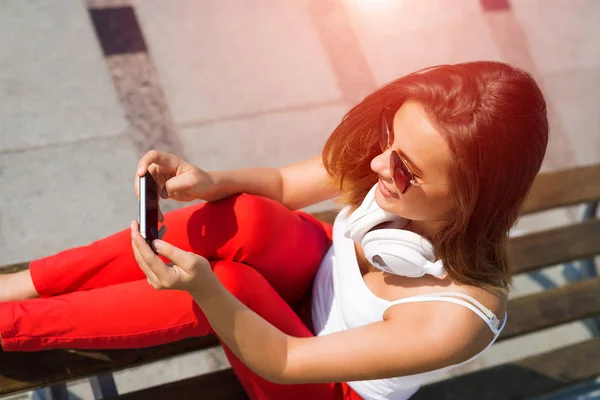 Pretty brunette with mobile phone — Stock Photo, Image