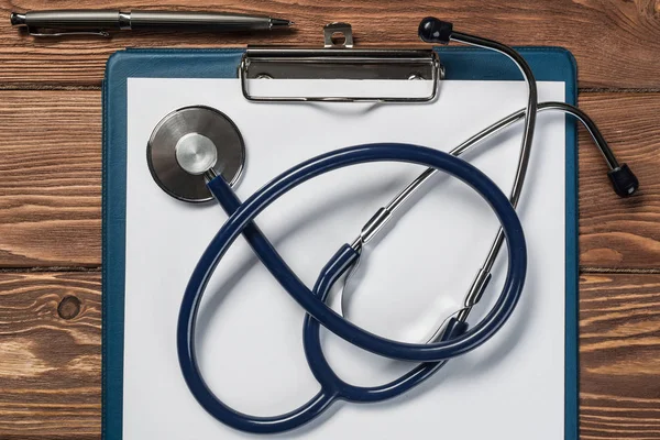 Schreibtisch des Arztes mit medizinischen Dingen — Stockfoto