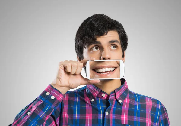 Hombre sosteniendo smartphone — Foto de Stock