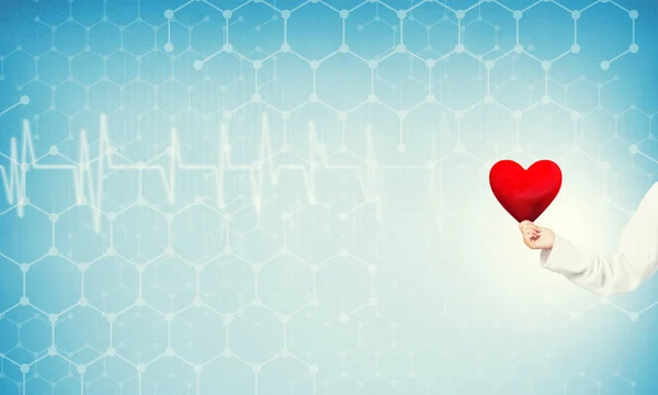 의사가 지주 레드 심장 — 스톡 사진
