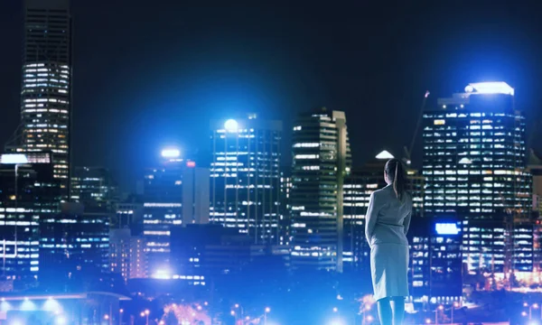 Mujer mirando la ciudad nocturna — Foto de Stock