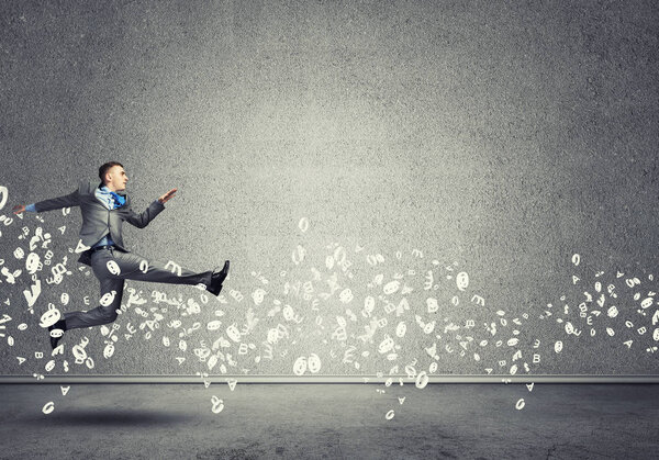 Бизнесмен прыгает высоко
