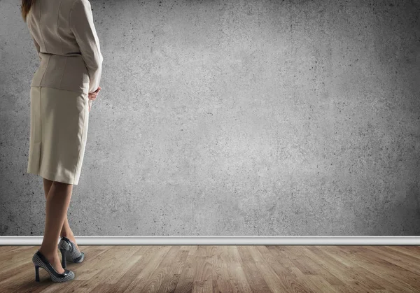 Mujer de negocios mirando a la pared — Foto de Stock