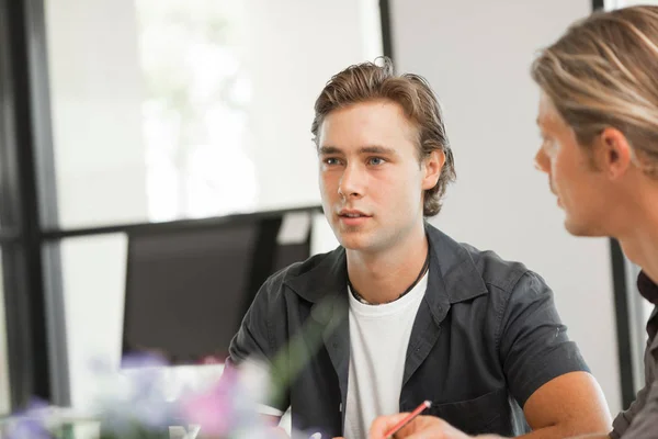 Colegas que tienen discusión en la oficina brillante — Foto de Stock