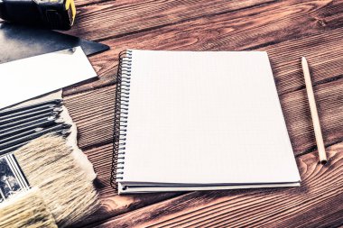 ahşap masa enstrümanlar