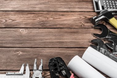 ahşap masa enstrümanlar