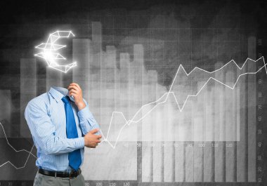 O her zaman parayı düşünüyor.