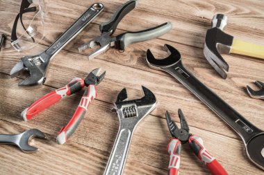 ahşap masa enstrümanlar