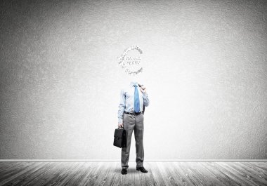 O her zaman parayı düşünüyor.