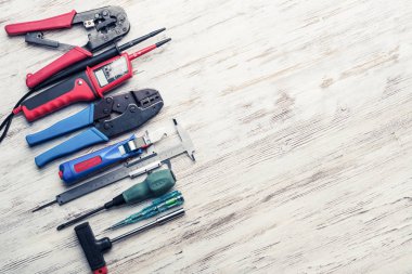 ahşap masa enstrümanlar