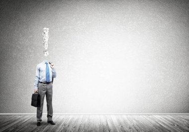 O her zaman parayı düşünüyor.