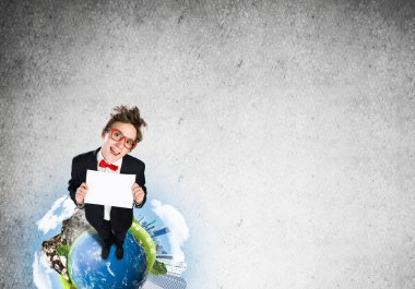 Toprak üstüne komik iş adamı