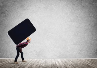 geri büyük smartphone üzerinde taşıyan mühendisi