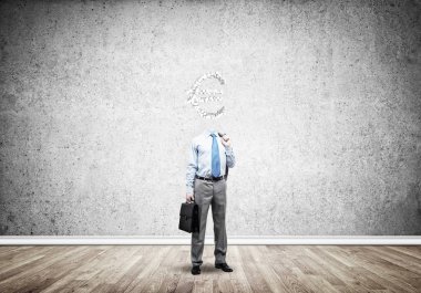 O her zaman parayı düşünüyor.