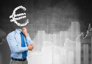 O her zaman parayı düşünüyor.