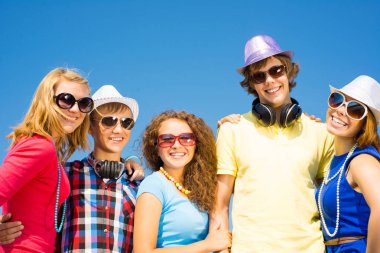 sarılma ve satırda duran insanlar 