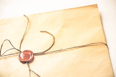 Tablo üzerindeki mühür ile mektup