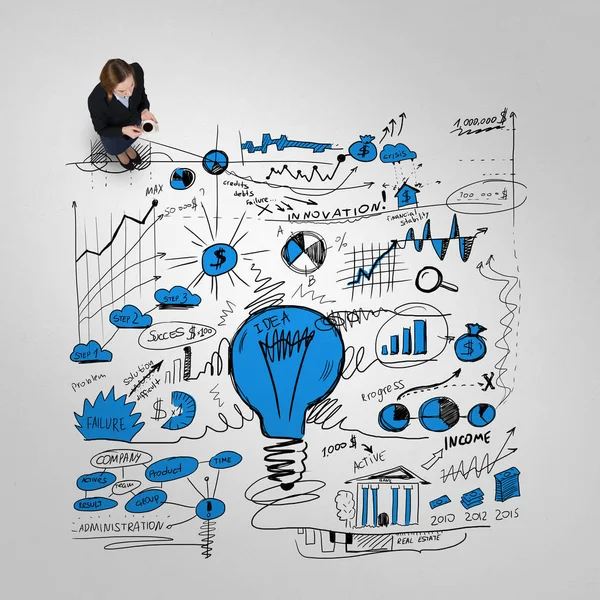 Üst görünümden düşünceli işkadını