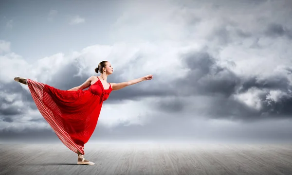 Παθιασμένη γυναίκα χορεύτρια σε κόκκινο φόρεμα — Φωτογραφία Αρχείου