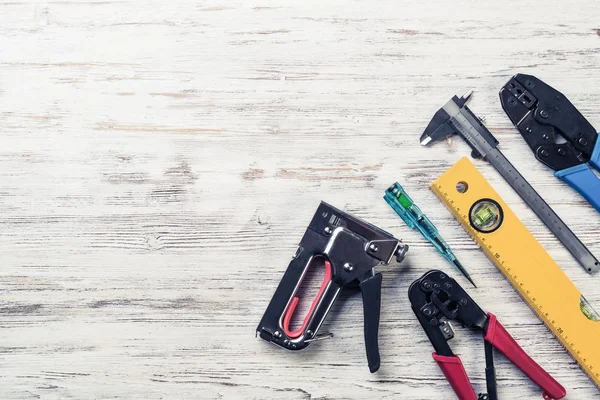 ahşap masa enstrümanlar