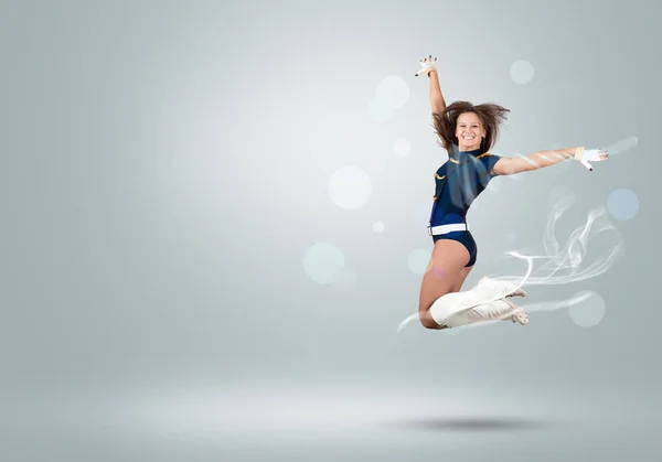 Cheerleader ragazza saltando in alto — Foto Stock