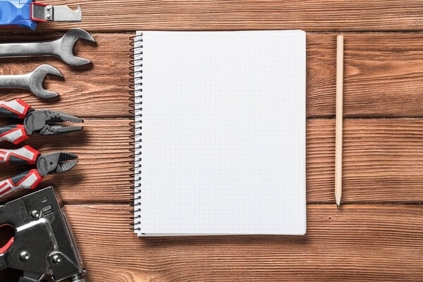 Инструменты на деревянном столе
