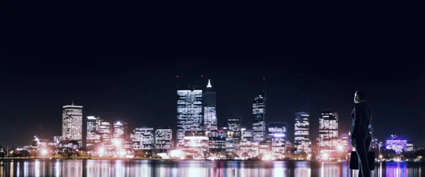 사업가 밤 빛나는 도시 보기 — 스톡 사진