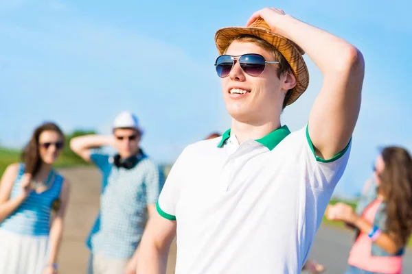 Porträt eines jungen Mannes — Stockfoto