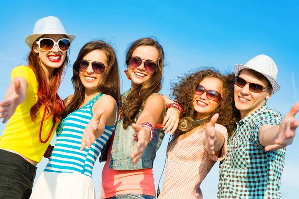 Group of young people wearing sunglasses and hat — Stock Photo, Image