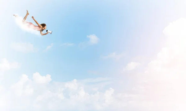 Žena s megafon létání — Stock fotografie