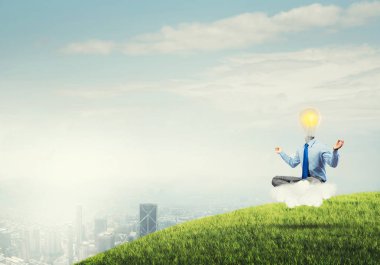 İş adamı dinleniyor ve ilham bekliyor.