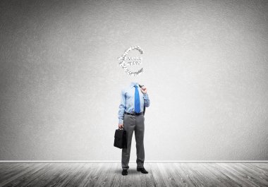 O her zaman parayı düşünüyor.